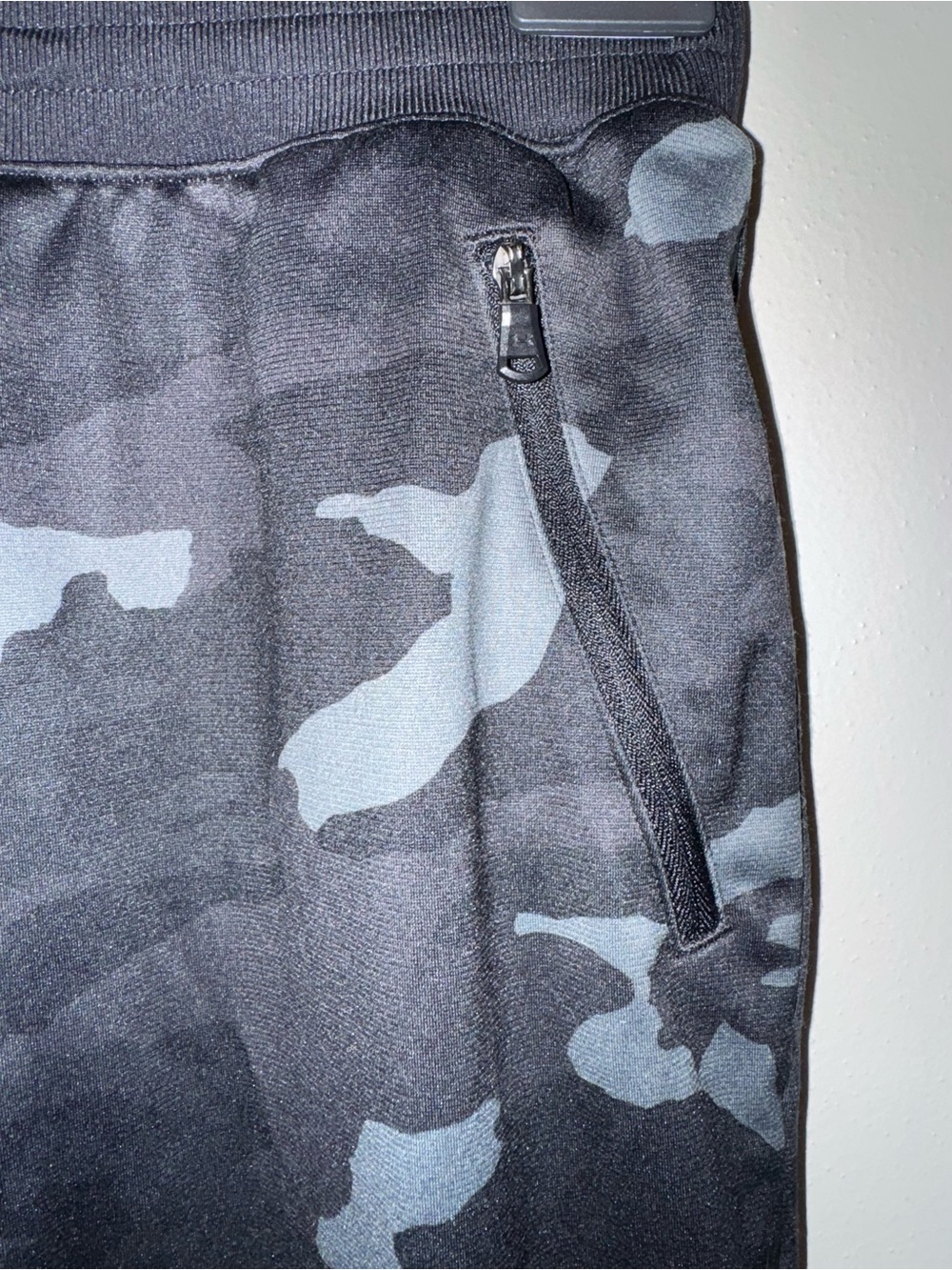 Under Armour Black Sweatpants with Red Logo Black Camo Joggers Size Youth Large - Picture 4 of 15